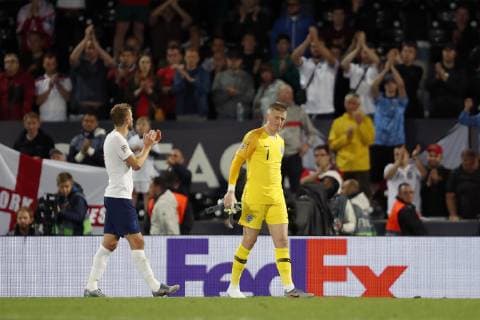(L-R) Harry Kane of England, England goalkeeper Jordan Pickford during the UEFA Nations League semi final match between The Netherlands and England at Estadio D. Afonso Henriques on June 06, 2019 in Guimaraes, Portugal UEFA Nations League 2018 2019 xVIxVIxImagesx xMauricexvanxSteenxIVx 14677070
