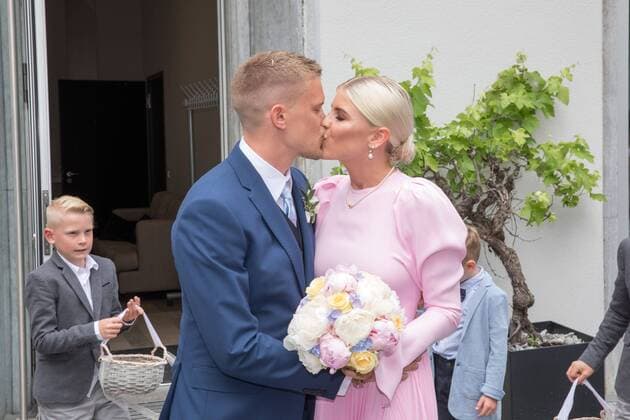 Sport Themen der Woche KW23 Sport Bilder des Tages Das Brautpaar kommt von der Trauung und kuessen sich, Hochzeit von Philipp Max und Annabell-Lee Finger, FC Augsburg, Fussball, 1.Bundesliga, 06.06.2019 Augsburg Bayern Deutschland *** The bridal couple come from the wedding ceremony and kiss, wedding of Philipp Max and Annabell Lee Finger, FC Augsburg, football, 1 Bundesliga, 06 06 2019 Augsburg Bayern Germany Copyright: xkolbert-press ChristianxKolbertx