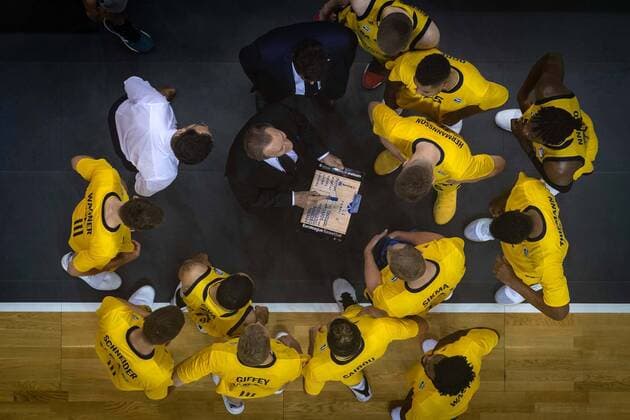 Basketball Berlin 05.06.2019 easyCredit-BBL 1. Bundesliga Saison 2018 2019 Playoffs Halbfinale Spiel 2 Alba Berlin - EWE Baskets Oldenburg Team Alba Aito Garcia Reneses (Alba Berlin, Trainer) Auszeit