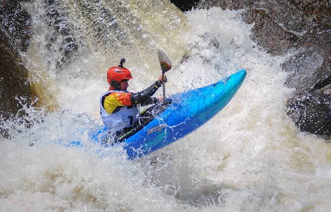 Sport Themen der Woche KW23 Sport Bilder des Tages June 6, 2019: A kayaker negotiates the difficult Little Sunshine drop during the GoPro Mountain Games Steep Creek competition. Adventure athletes from around the world gather in Vail, Colorado each summer for North America s largest celebration of adventure sports competition, art, and music. Vail, Colorado. Adventure 2019: GoPro Mountain Games JUN 06 - ZUMAcls_ 20190606_zaf_cls_023 Copyright: xLarryxClousex