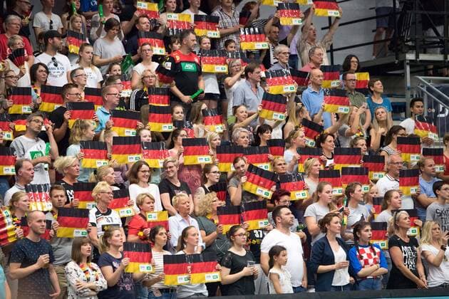 Die Fans halten Pappen mit den deutschen Farben hoch, Jubel, jubeln, jubelnd, Freude, cheers, celebrate, Feature, allgemein, Randmotiv, Fan, Fans, Zuschauer, Anhaenger, Supporter, Handball WM-Qualifikationsspiel der Frauen, Play Offs, Deutschland (GER) - Kroatien (CRO) 25:21, am 05.06.2019 in Hamm Deutschland. Â