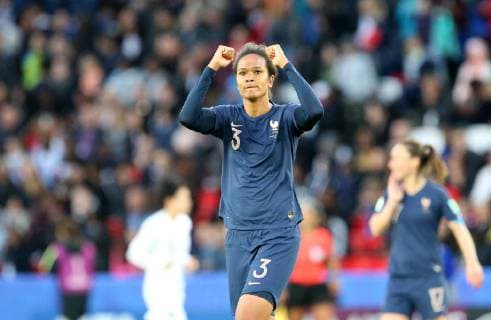 Fußball, WM, Damen, Frankreich - Südkorea Frankreich, Paris, Parc des Princes, 07.06.2019, Fussball - FIFA Frauen-WM - Frankreich - Korea Republik Bild: v. l. Torschützin Wendie Renard (Frankreich, 3) bejubelt ihren Treffer zum 2:0 Copyright: HMBxMedia xHeikoxBecker