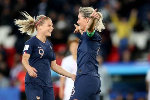 Frankreich, Paris, Parc des Princes, 07.06.2019, Fussball - FIFA Frauen-WM - Frankreich - Korea Republik Bild: v. l. Torjubel nach dem 4:0, Eugenie Le Sommer (Frankreich, 9) und Torschützin Amandine Henry (Frankreich, 6) Copyright: HMBxMedia xHeikoxBecker