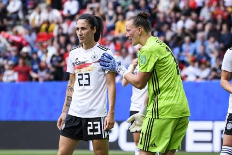 08.06.2019, xkvx, Fussball Frauen WM Frankreich, Deutschland - China emspor, v.l. Sara Doorsoun (Deutsche Fussball Nationalmannschaft DFB), Almuth Schult (Deutsche Fussball Nationalmannschaft DFB) (DFL DFB REGULATIONS PROHIBIT ANY USE OF PHOTOGRAPHS as IMAGE SEQUENCES and or QUASI-VIDEO) Rennes
