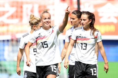 Frankreich, Rennes, Roazhon Park, 08.06.2019, Fussball - FIFA Frauen-WM - Deutschland - China VR Bild: Giulia Gwinn (Deutschland, 15) 2. v. l. bejubelt Ihren Treffer zum 1:0 *** France, Rennes, Roazhon Park, 08 06 2019, football FIFA Womens World Cup Germany China VR picture Giulia Gwinn Germany, 15 2 v l cheers your goal to 1 0 Copyright: HMBxMedia xHeikoxBecker