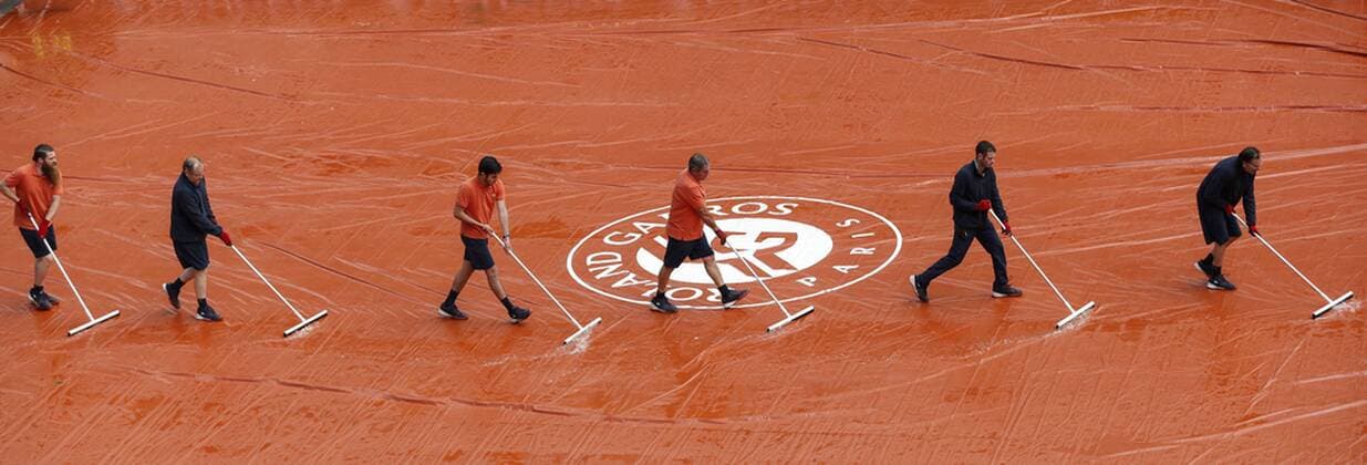 Sport Bilder des Tages (190608) -- PARIS, June 8, 2019 (Xinhua) -- Ground staff clear the water on the rain cover over the clay court during the men s singles semifinal match between Dominic Thiem of Austria and Novak Djokovic of Serbia at French Open tennis tournament 2019 at Roland Garros, in Paris, France on June 8, 2019. (Xinhua Han Yan) (SP)FRANCE-PARIS-TENNIS-ROLAND GARROS 