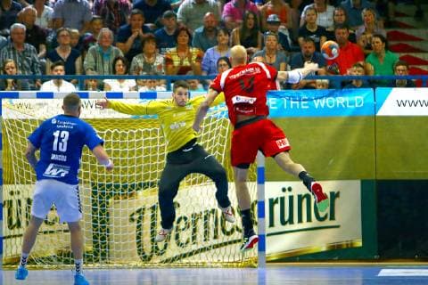 Marko Bagaric (Lübbecke) überwindet Torhüter Eric Töpfer (Aue) Handball 2.Liga 2018 19 EHV Aue - TuS Nettelstedt-Lübbecke am 8.6.2019 EHV Aue - TuS Nettelstedt-Lübbecke