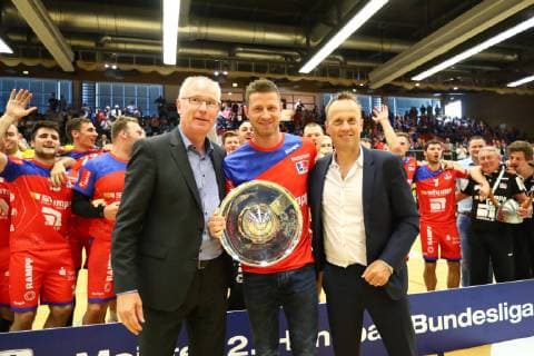 HBL-Geschaeftsfuehrer Frank Bohmann (links) und HBL-Praesident Uwe Schwenker uebergeben Martin Strobel (Balingen) die Schale des Zweitliga-Meisters TV Grosswallstadt vs HBW Balingen-Weilstetten, Handball, 2. Bundesliga, 08.06.2019 TV Grosswallstadt vs HBW Balingen-Weilstetten, Handball, 2. Bundesliga, 08.06.2019 Elsenfeld Copyright: xWeissx Eibner-Pressefotox EP_rws