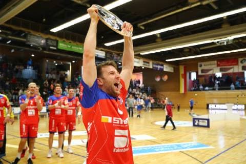 Gregor Thomann (Balingen) jubelt mit der Schale des Zweitliga-Meisters TV Grosswallstadt vs HBW Balingen-Weilstetten, Handball, 2. Bundesliga, 08.06.2019 TV Grosswallstadt vs HBW Balingen-Weilstetten, Handball, 2. Bundesliga, 08.06.2019 Elsenfeld Copyright: xWeissx Eibner-Pressefotox EP_rws