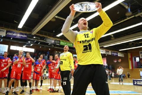 Jonas Baumeister (Balingen) jubelt mit der Schale des Zweitliga-Meisters TV Grosswallstadt vs HBW Balingen-Weilstetten, Handball, 2. Bundesliga, 08.06.2019 TV Grosswallstadt vs HBW Balingen-Weilstetten, Handball, 2. Bundesliga, 08.06.2019 Elsenfeld Copyright: xWeissx Eibner-Pressefotox EP_rws