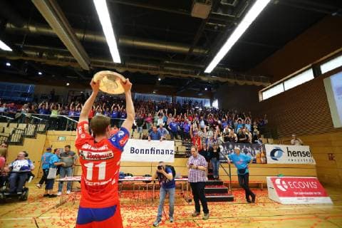 Tim Nothdurft (Balingen) jubelt vor dem Balinger Fanblock mit der Schale des Zweitliga-Meisters TV Grosswallstadt vs HBW Balingen-Weilstetten, Handball, 2. Bundesliga, 08.06.2019 TV Grosswallstadt vs HBW Balingen-Weilstetten, Handball, 2. Bundesliga, 08.06.2019 Elsenfeld Copyright: xWeissx Eibner-Pressefotox EP_rws