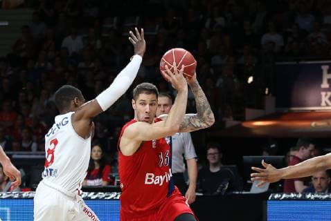 l-r: im Zweikampf, Aktion, mit Josh Young 8 (SC Rasta Vechta) und Stefan Jovic 16 (FC Bayern Basketball), FC Bayern Basketball vs. SC Rasta Vechta, Basketball, BBL, Playoffs, Halbfinale 08.06.2019 Muenchen Bayern Deutschland