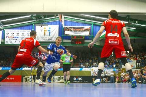 Eric Meinhardt (in seinem letzten Punktspiel für EHV Aue) , links Jo Gerrit Genz (Lübbecke) , rechts Peter Strosack (Lübbecke) Handball 2.Liga 2018 19 EHV Aue - TuS Nettelstedt-Lübbecke am 8.6.2019 EHV Aue - TuS Nettelstedt-Lübbecke