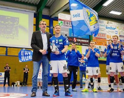 Ehrung vor dem Spiel für Eric Meinhardt als Spieler der Saison in der 2.Bundesliga, die erstmals ein Akteur von EHV Aue erhielt. Überreicht wurde die Trophäe von Torwartlegende Andreas Thiel (links). Handball 2.Liga 2018 19 EHV Aue - TuS Nettelstedt-Lübbecke am 8.6.2019 EHV Aue - TuS Nettelstedt-Lübbecke