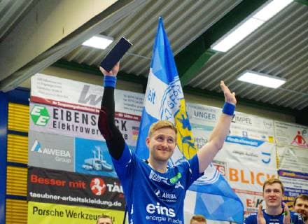 Ehrung vor dem Spiel für Eric Meinhardt als Spieler der Saison in der 2.Bundesliga, die erstmals ein Akteur von EHV Aue erhielt. Handball 2.Liga 2018 19 EHV Aue - TuS Nettelstedt-Lübbecke am 8.6.2019 EHV Aue - TuS Nettelstedt-Lübbecke