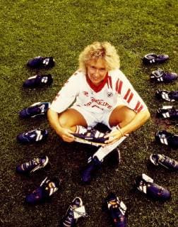 Martina Voss-Tecklenburg Die Damen Fussball Nationaltrainerin Martina Voss-Tecklenburg gehoerte zu den Spielerinnen des mehrfachen Deutschen Meisters und Pokalsiegers, TSV Siegen, die von ihrem damaligen Ausruester mit einem speziellen Damenschuh ausgestattet wurden. Bis dahin mussten die Damen auch Herrenschuhe tragen. Die Fotos enstanden im Siegener Leimbachstadion im Jahr 1992 in Siegen Deutschland.