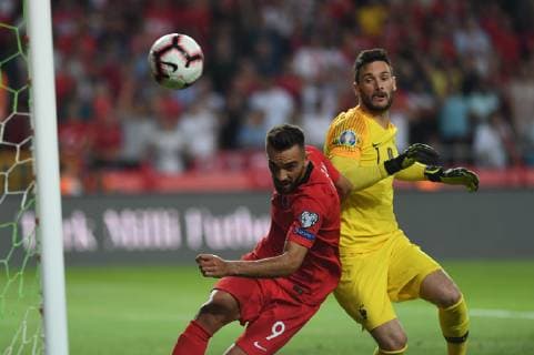 Fußball, EM Quali, Türkei - Frankreich France™s Hugo Lloris and Turkey™s Kaan Ayhan during Euro 2020 group H qualifying soccer match between Turkey and France at the Konya City Stadium in Konya, Turkey, June 8, 2019.  Copyright: AbdurrahmanxAntakyali 16395192