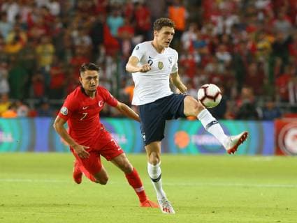Fußball, EM Quali, Türkei - Frankreich Cengiz Under (L) of Turkey and Benjamin Pavard (R) of France during the Euro 2020 football qualification match between Turkey and France at the Buyuksehir Belediyesi stadium in Konya, on June 8, 2019. 