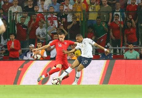 Fußball, EM Quali, Türkei - Frankreich Merih Demiral (L) of Turkey and Kylian Mbappe of France during the Euro 2020 football qualification match between Turkey and France at the Buyuksehir Belediyesi stadium in Konya, on June 8, 2019. 