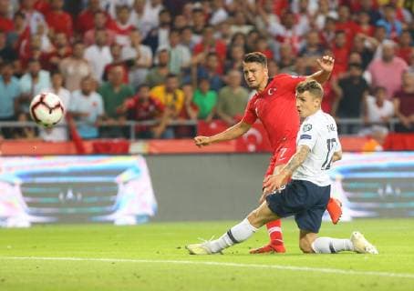 Fußball, EM Quali, Türkei - Frankreich Cengiz Under (L) of Turkey and Lucas Digne 12 of France during the Euro 2020 football qualification match between Turkey and France at the Buyuksehir Belediyesi stadium in Konya, on June 8, 2019. 