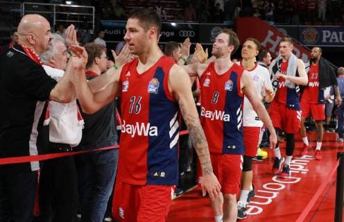 v.l.: Stefan Jovic, Petteri Koponen und Co (FCB) bedanken sich bei den Fans Basketball BBL-Playoff FC Bayern Basketball - Rasta Vechta 08.06.2019