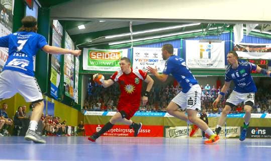 Lukasz Gierak (Lübbecke) im Angriff, links Pascal Ebert (Aue) , rechts Franz Schauer (Aue) und Kevin Roch (Aue) Handball 2.Liga 2018 19 EHV Aue - TuS Nettelstedt-Lübbecke 28:27 am 8.6.2019 EHV Aue - TuS Nettelstedt-Lübbecke