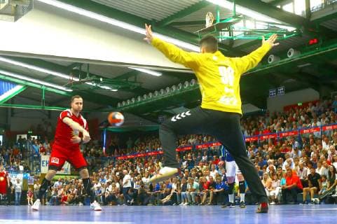 Per Siebenmeter überwindet Marian Orlowski (Lübbecke) Torhüter Eric Töpfer (Aue) Handball 2.Liga 2018 19 EHV Aue - TuS Nettelstedt-Lübbecke 28:27 am 8.6.2019 EHV Aue - TuS Nettelstedt-Lübbecke