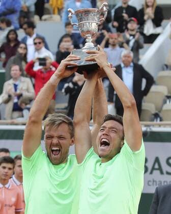 Andreas Mies und Kevin Krawietz mit dem Pokal,Trophäe, Doppel Finale, Endspiel, Siegerehrung, Praesentation Copyright: xJuergenxHasenkopfx