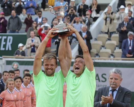 Andreas Mies und Kevin Krawietz mit dem Pokal,Trophäe, Doppel Finale, Endspiel, Siegerehrung, Praesentation Copyright: xJuergenxHasenkopfx
