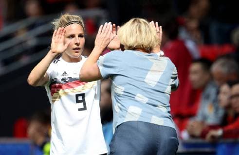 Frankreich, Rennes, Roazhon Park, 08.06.2019, Fussball - FIFA Frauen-WM - Deutschland - China VR Bild: v. l. Svenja Huth (Deutschland, 9) und Bundestrainerin Martina Voss-Tecklenburg (Deutschland) Copyright: HMBxMedia xHeikoxBecker
