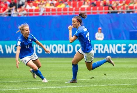 Frankreich, Valenciennes, Stade du Hainaut, 09.06.2019, Fussball - FIFA Frauen-WM - Australien - Italien Bild: v. l. Valentina Cernoia (Italien, 21) und Torschützin Barbara Bonansea (Italien, 11) bejubeln das 1:1 *** France, Valenciennes, Stade du Hainaut, 09 06 2019, Football FIFA Womens World Cup Australia Italy Picture v l Valentina Cernoia Italy, 21 and scorer Barbara Bonansea Italy, 11 cheer the 1 1 Copyright: HMBxMedia xHeikoxBecker