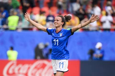 09.06.2019, xkvx, Fussball Frauen WM Frankreich, Australien - Italien emspor, v.l. Italien Spielerinnen feiern nach dem Spiel den Sieg Barbara Bonansea (Fußballnationalmannschaft Italien) (DFL DFB REGULATIONS PROHIBIT ANY USE OF PHOTOGRAPHS as IMAGE SEQUENCES and or QUASI-VIDEO) Valenciennes *** 09 06 2019, xkvx, Womens Football World Cup France, Australia Italy emspor, v l Italy Female players celebrate victory Barbara Bonansea National Football Team Italy DFL DFB REGULATIONS PROHIBIT ANY USE OF PHOTOGRAPHS as IMAGE SEQUENCES and or QUASI VIDEO Valenciennes