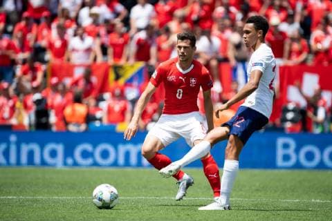 Guimaraes, Portugal, 09.06.2019, UEFA Nations League, Spiel um Platz 3, Schweiz - England, Remo Freuler (CHE) und Trent Alexander-Arnold (ENG) im Zweikampf ( Defodi-01053043003