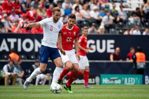 Guimaraes, Portugal, 09.06.2019, UEFA Nations League, Spiel um Platz 3, Schweiz - England, Harry Kane (ENG) und Fabian Schaer (CHE) im Zweikampf ( Defodi-01053043016
