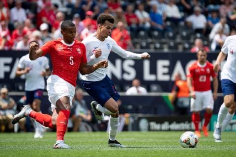 Guimaraes, Portugal, 09.06.2019, UEFA Nations League, Spiel um Platz 3, Schweiz - England, Manuel Akanji (CHE) und Dele Alli (ENG) im Zweikampf ( Defodi-01053043021