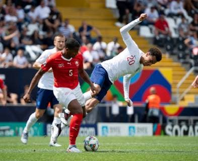 Guimaraes, Portugal, 09.06.2019, UEFA Nations League, Spiel um Platz 3, Schweiz - England, Manuel Akanji (CHE) und Dele Alli (ENG) im Zweikampf ( Defodi-01053043023