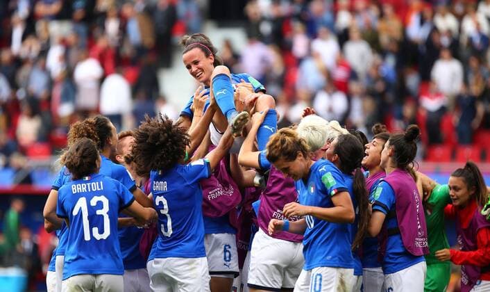 Sport Themen der Woche KW23 Sport Bilder des Tages 09.06.2019, xcex, FRA, Valenciennes, Stade du Hainaut, Frauenfussball, FIFA Frauen Weltmeisterschaft 2019, Worldcup, Australia, Italy, Australien - Italien Siegtorschuetzin Barbara Bonansea (ITA) wird von ihren Mitspielerinnen hochgehoben, feiert den Sieg, Freude, Jubel, Emotionen *** 09 06 2019, xcex, FRA, Valenciennes, Stade du Hainaut, Womens Football, FIFA Womens World Cup 2019, World Cup, Australia, Italy, Australia Italy Italy winner Barbara Bonansea ITA is lifted up by her team-mates, celebrates victory, joy, cheering, emotions