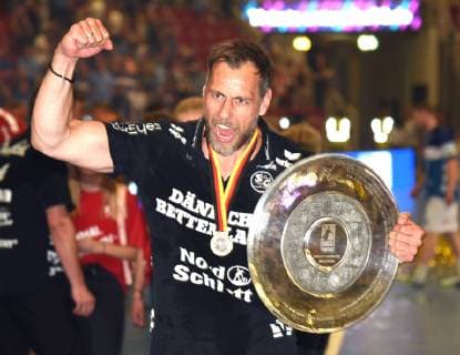 Handball-Bundesliga: Bergischer HC - SG Flensburg-Handewitt 09.06.2019. Trainer Maik Machulla SG Flensburg-Handewitt mit der Meisterschale.