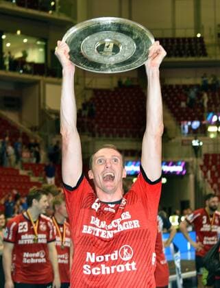 Handball-Bundesliga: Bergischer HC - SG Flensburg-Handewitt 09.06.2019. Holger Glandorf SG Flensburg-Handewitt mit der Meisterschale.