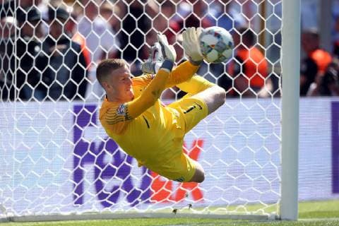 Sport Bilder des Tages Switzerland v England UEFA Nations League 3rd Place Play-off Jordan Pickford of England makes the winning save during the penalty shoot out during the UEFA Nations League 3rd Place Play-off match at Estadio D. Afonso Henrique, Guimaraes Content Not Available For UK Newspapers Copyright: xPaulxChestertonx FIL-13338-0038