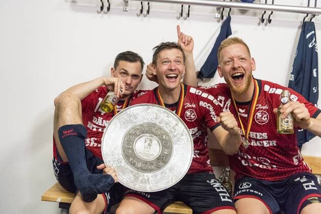 Hampus Wanne (SG Flensburg-Handewitt), Lasse Svan (SG Flensburg-Handewitt) und Jim Gottfridsson (SG Flensburg-Handewitt) feiern in der Kabine mit der Meisterschale am 09.06.2019 in Düsseldorf (Nordrhein-Westfalen) im ISS Dome. SG Flensburg-Handewitt gegen Bergischer HC 06 Düsseldorf Nordrhein-Westfalen Deutschland