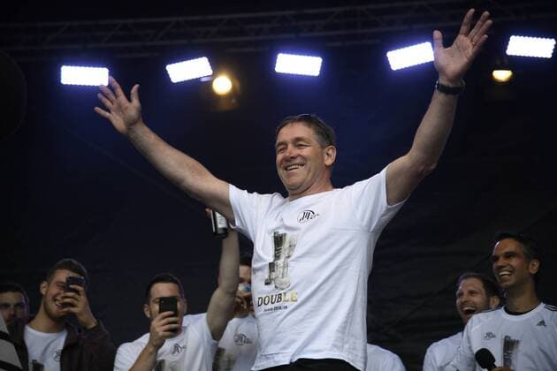 THW-Trainer Alfred Gislason lässt sich von den Fans feiern, DKB-Handball-Bundesliga, Männer, 34. Spieltag, THW Kiel, Feier auf dem Rathausplatz, 09.06.19 Kiel Sparkassen Arena Schleswig-Holstein Germany
