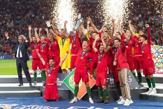 Sport Themen der Woche KW23 Sport Bilder des Tages Porto, Portugal, 09.06.2019, UEFA Nations League, Finale, Portugal - Niederlande, Siegerfoto, Siegerehrung, die spieler von Portugal gewinnen die UEFA Nations League ( Defodi-01053043090 *** Porto, Portugal, 09 06 2019, UEFA Nations League, Final, Portugal Netherlands, winning photo, award ceremony, the players of Portugal win the UEFA Nations League Defodi 01053043090 Defodi-053 DF‹L REGULATIONS PROHIBIT ANY USE OF PHOTOGRAPHS AS IMAGE SEQUENCES AND OR QUASI-VIDEO.