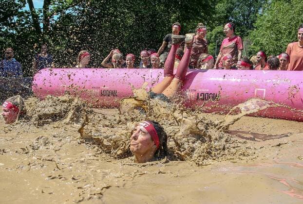 Sport Themen der Woche KW23 Sport Bilder des Tages Muddy Angel Run 2019 Duisburg - Europas 1 Schlammlauf ( Mud Run ) für Frauen aller Fitnesslevel. Die Laufstrecke bei diesem Frauenlauf ist ca. 5 Km lang und gespickt mit spaßigen und schlammigen Team-Hindernissen, Duisburg, Sportpark Duisburg, 09.06.2019, Duisburg Sportpark Duisburg Nordrhein-Westfalen Deutschland *** Muddy Angel Run 2019 Duisburg Europe 1 Mud Run Mud Run for women of all fitness levels The running track for this womens run is about 5 km long and full of fun and muddy team obstacles, Duisburg, Sportpark Duisburg, 09 06 2019, Duisburg Sportpark Duisburg Nordrhein Westfalen Germany