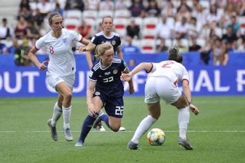Erin Cuthbert (Ecosse) - Lucy Bronze (Angleterre) FOOTBALL : Angleterre vs Ecosse - Coupe du monde de Football Feminin Groupe D - Nice - 09 06 2019 NorbertScanella Panoramic 