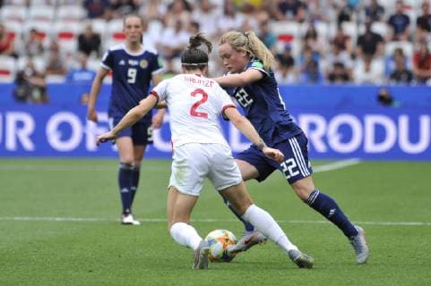 Erin Cuthbert (Ecosse) - Lucy Bronze (Angleterre) FOOTBALL : Angleterre vs Ecosse - Coupe du monde de Football Feminin Groupe D - Nice - 09 06 2019 NorbertScanella Panoramic 