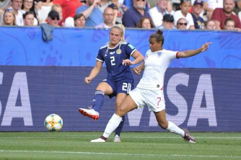 Nicolas Docherty (Ecosse) - Nikita Parris (Angleterre) FOOTBALL : Angleterre vs Ecosse - Coupe du monde de Football Feminin Groupe D - Nice - 09 06 2019 NorbertScanella Panoramic 