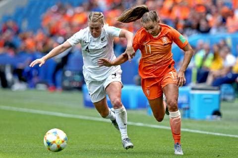 Fußball, WM, Damen, Neuseeland - Niederlande LE HAVRE, 11-06-2019, Stade Oceane , European Championsship football women, Netherlands - New Zealand. New Zealand player Catherine Bott (L) and Netherlands player Lieke Martens (R) during the game Netherlands - New Zealand. Netherlands - New Zealand  x3648857x Copyright: