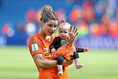 Sport Bilder des Tages Fußball, WM, Damen, Neuseeland - Niederlande LE HAVRE, 11-06-2019, Stade Oceane , European Championsship football women, Netherlands - New Zealand. Netherlands player Dominique Bloodworth (L) with baby (R) celebrating the win after the game Netherlands - New Zealand. Netherlands - New Zealand  x3649036x Copyright: