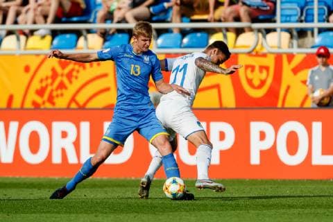 Gdynia, Polen, 11.06.2019, FIFA U-20-Weltmeisterschaft Polen 2019, Halbfinale, Ukraine - Italien, Danylo Beskorovainyi (UKR) und Gianluca Scamacca (ITA) im Zweikampf ( Defodi-01048-180928